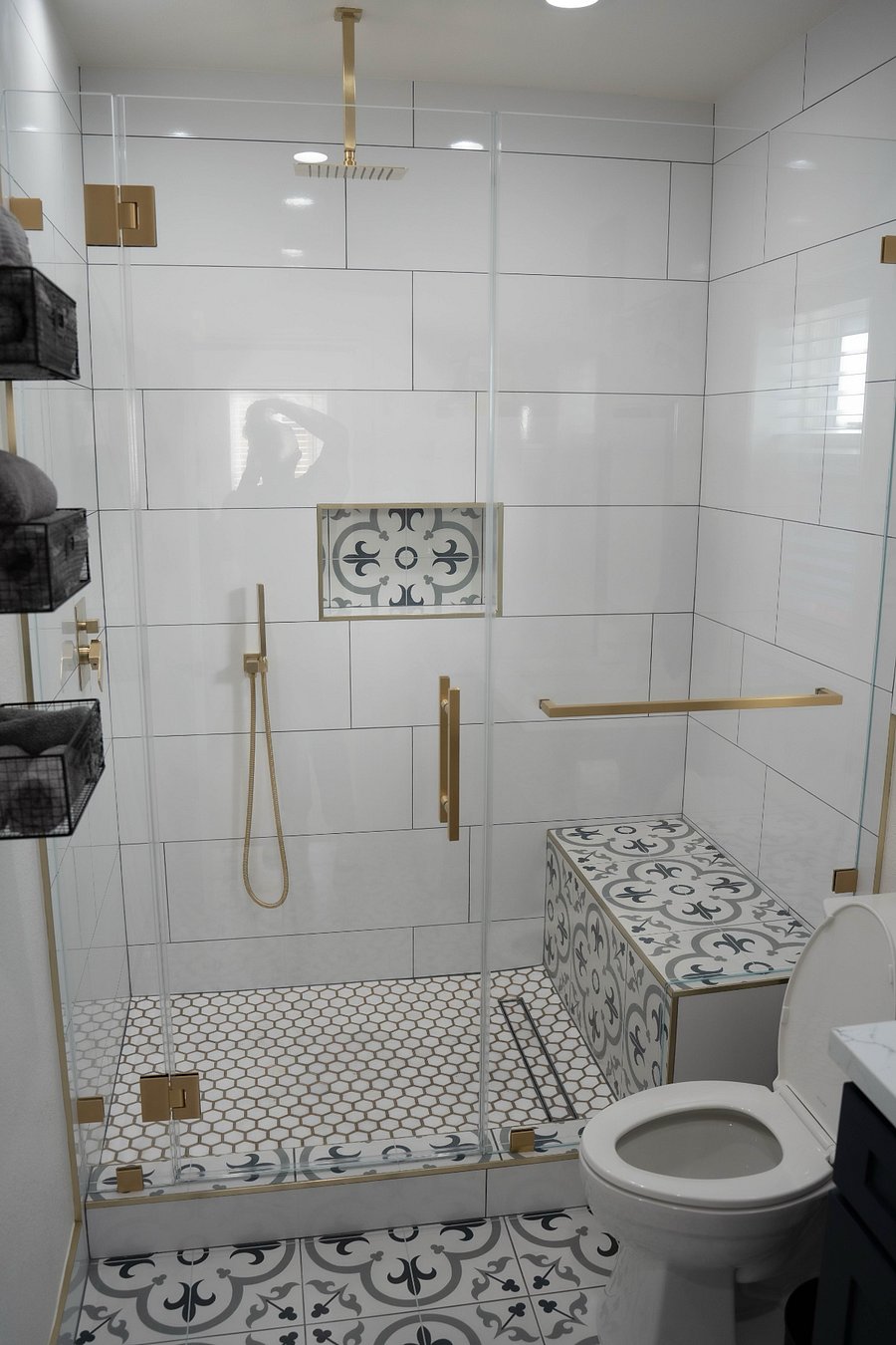 Walk in shower with bench