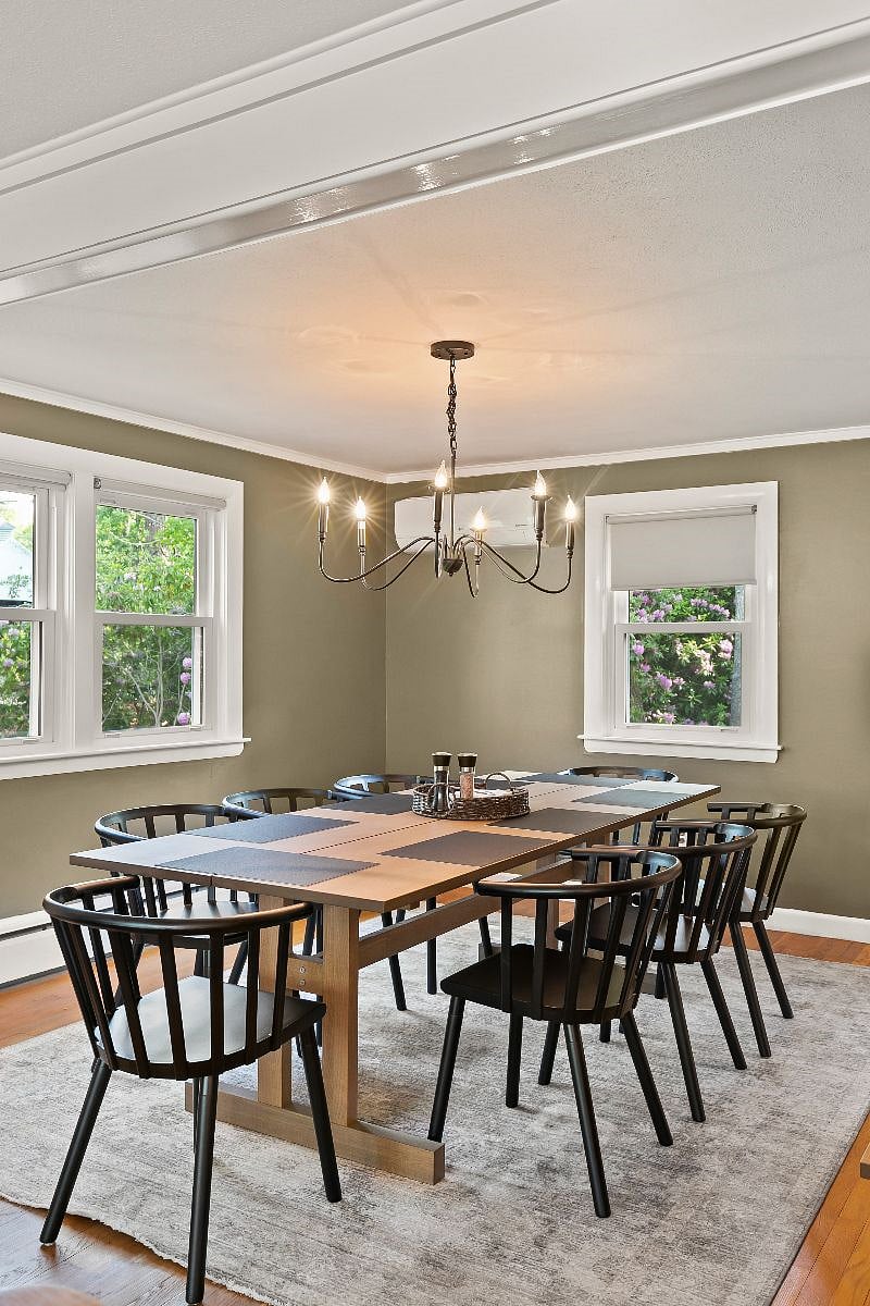 Dining room.
