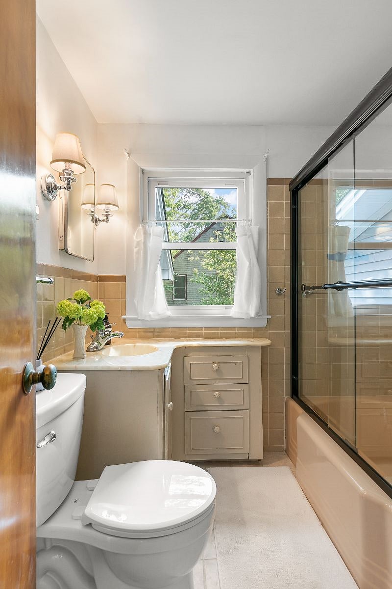 Upstairs full bath.