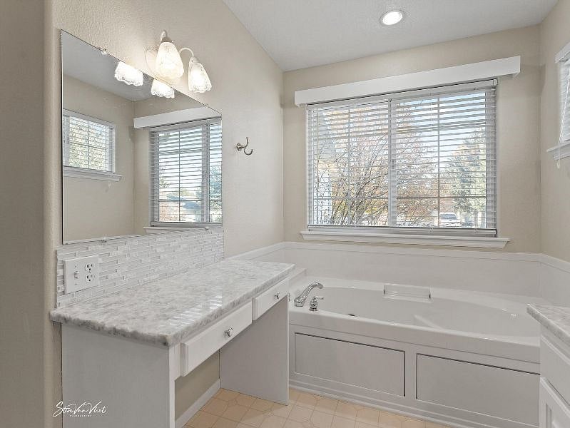 Vanity & Jetted Tub