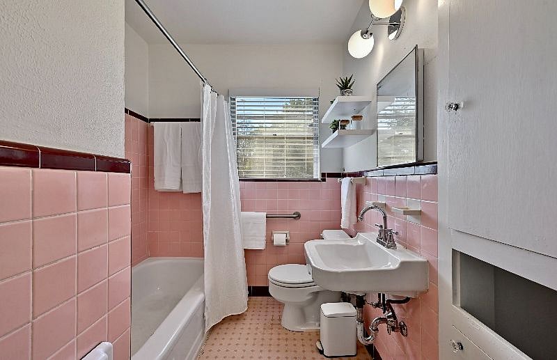 Bungalow bathroom with shower and tub