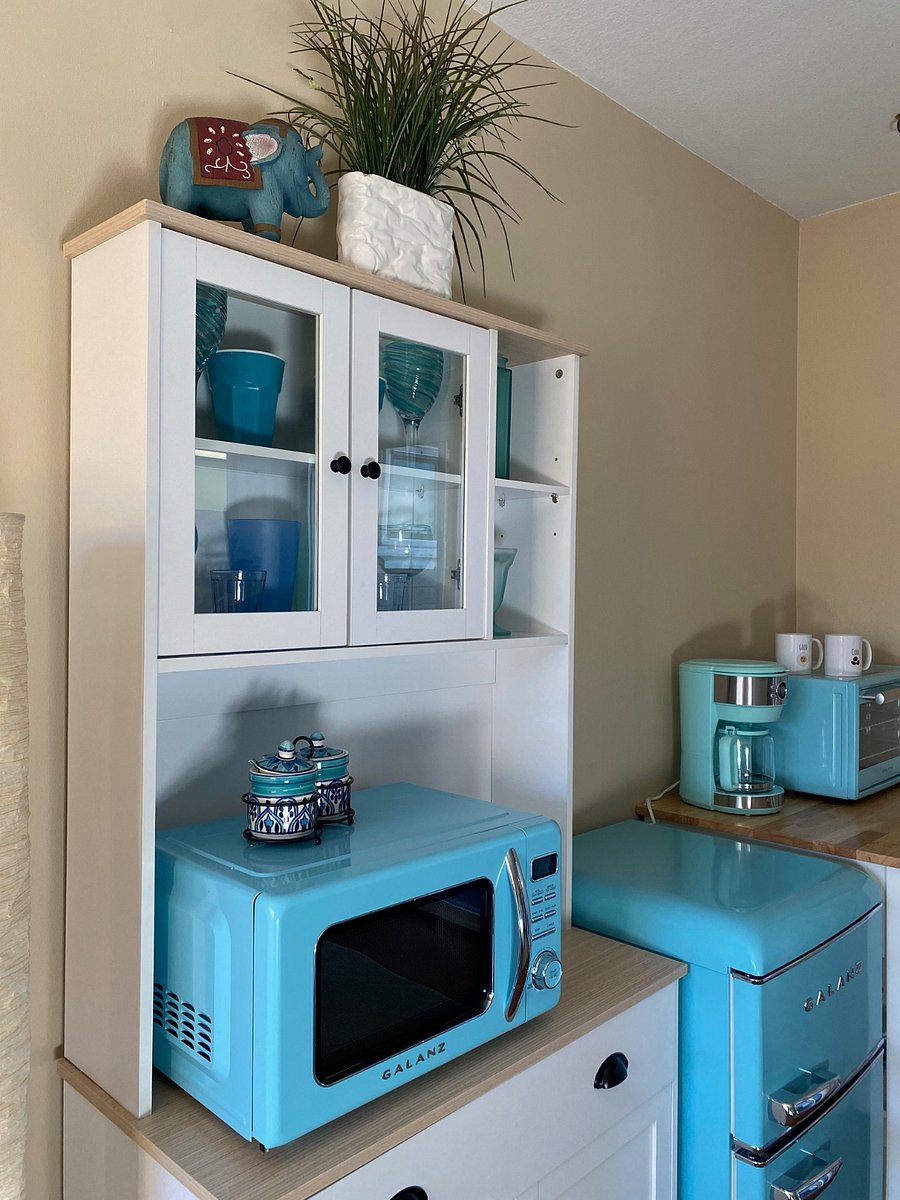 Kitchenette included retro style microwave, fridge and toaster oven