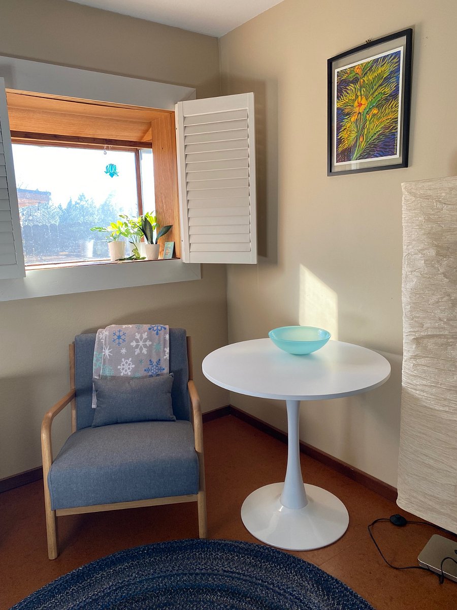 Cozy area for eating, work or hanging out,