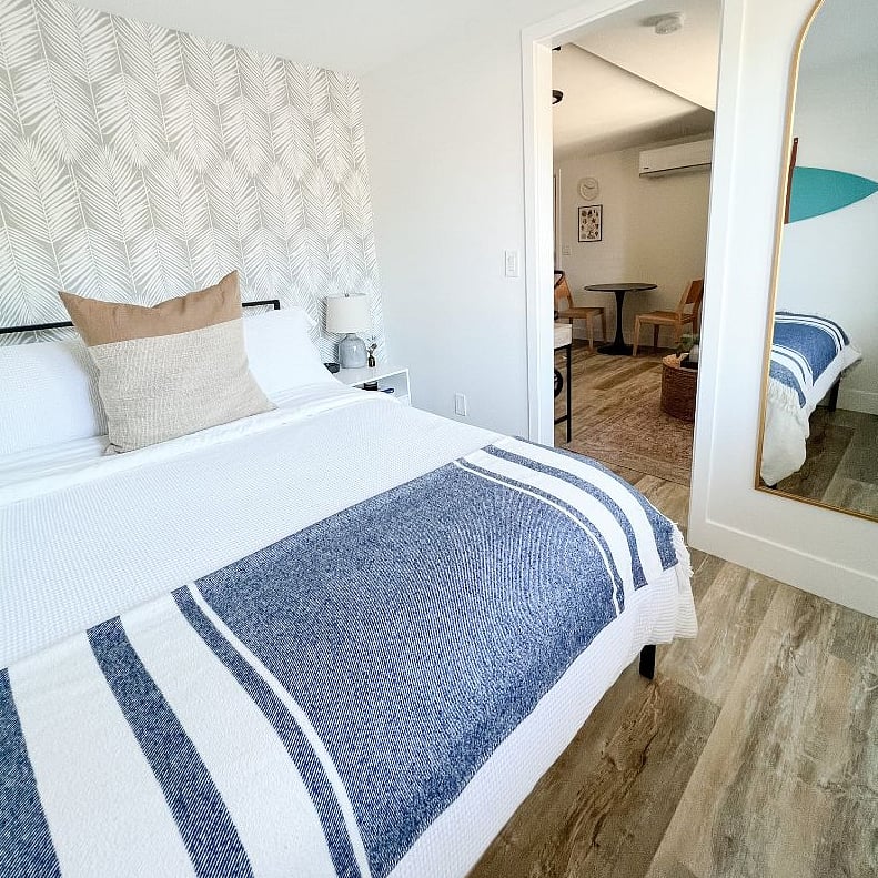 Bedroom w/ Queen size bed.