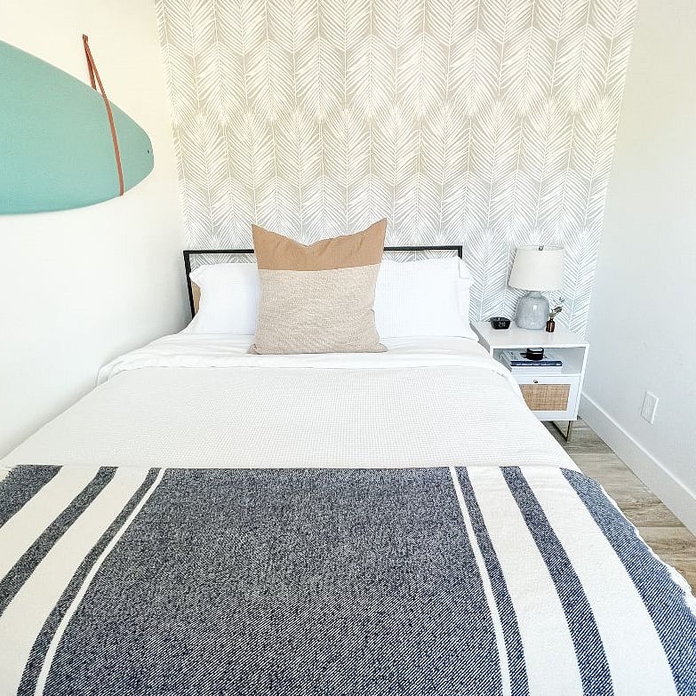Bedroom w/ Queen size bed.