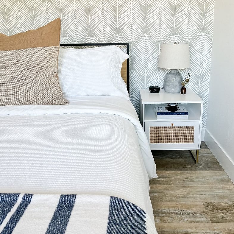 Bedroom w/ Queen size bed.