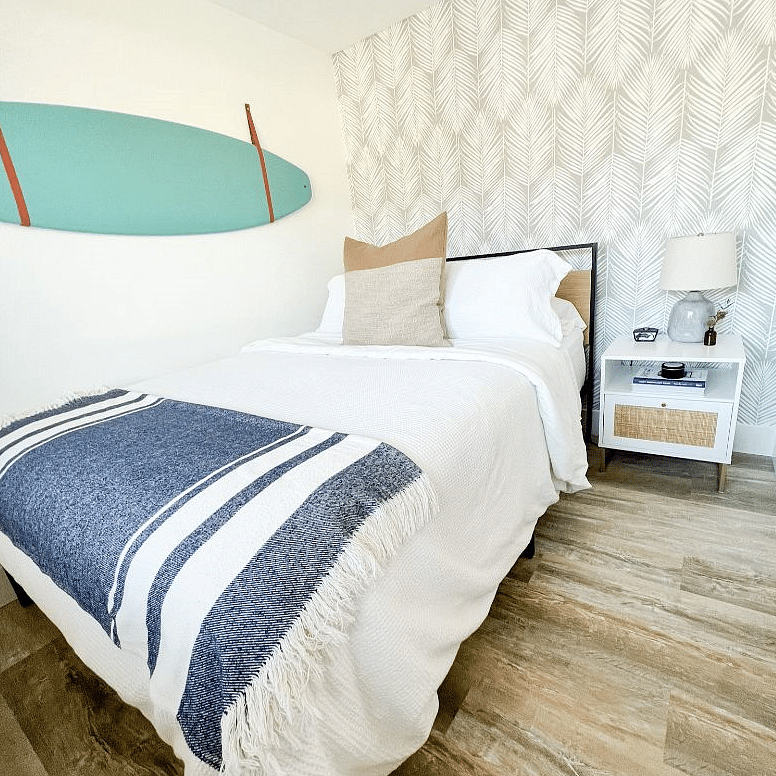 Bedroom w/ Queen size bed.
