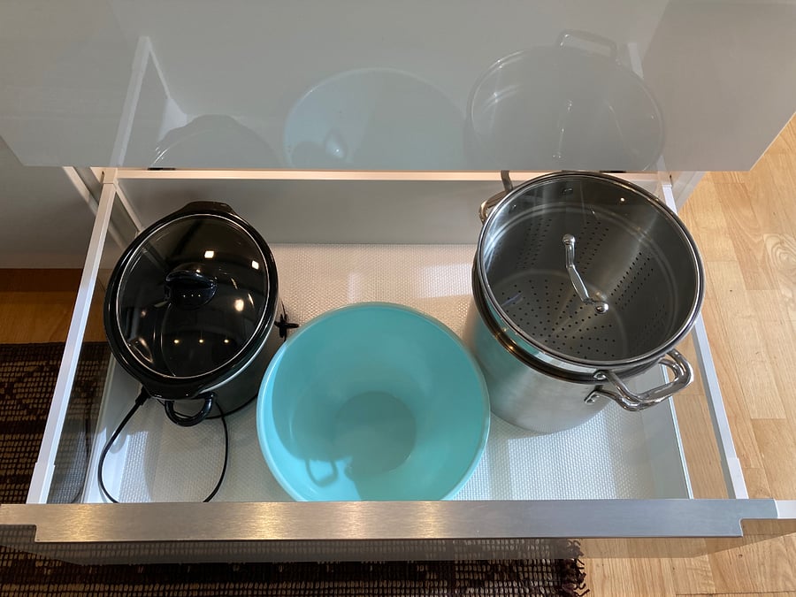 Large soup pot. Slow cooker. Fondue set.