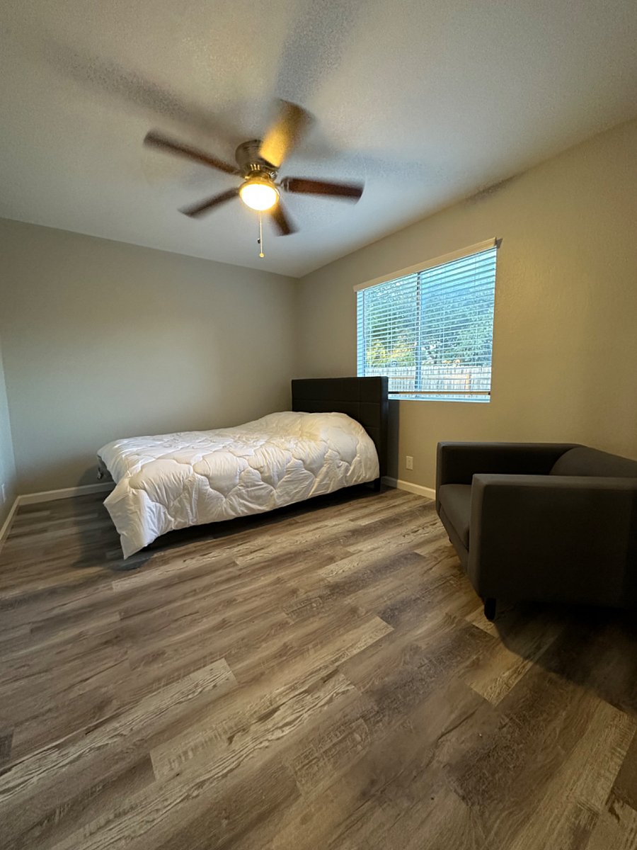 Primary Bedroom - w/Queen bed w/ensuite bathroom