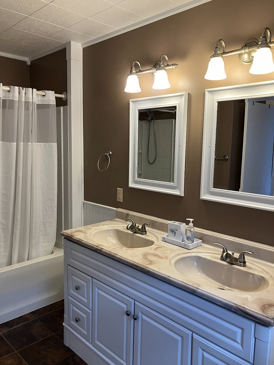 Bathroom (Double Sinks)