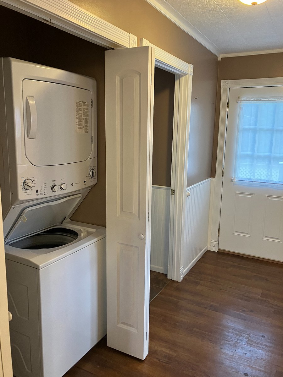 Hallway (Washer-Dryer)
