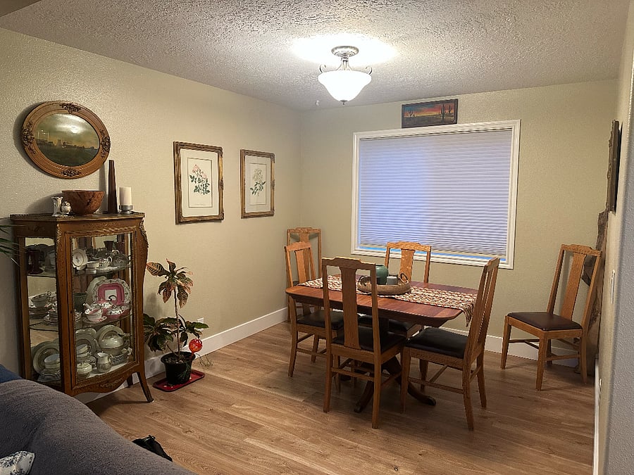 Dining area - extra leaf to sit 6 people