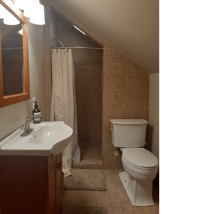 Upstairs full bath.