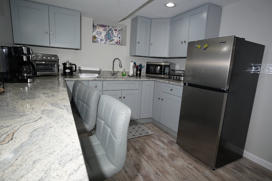 Kitchenette w/counter top appliances