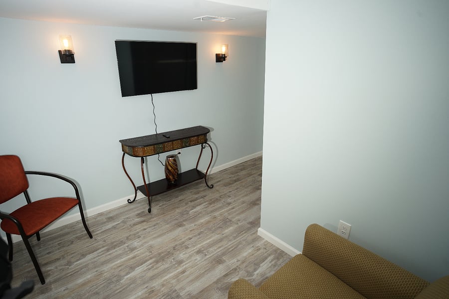 Sitting room w/smart television