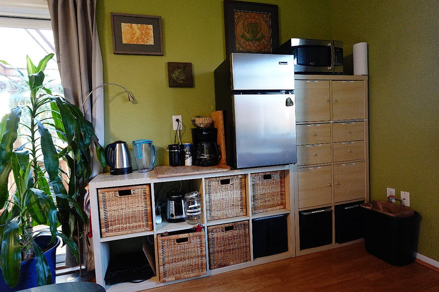 Kitchenette with Upgraded 3.1 Fridge with Freezer 