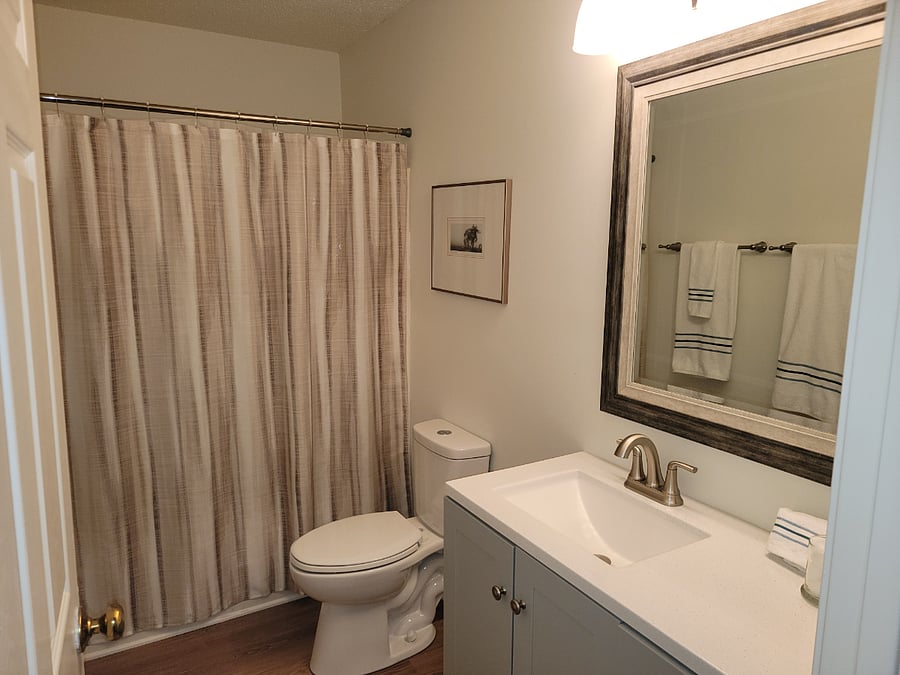 Full bath located off the hall
