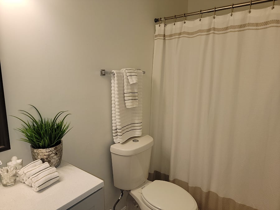 Full bathroom connected to Main queen bedroom