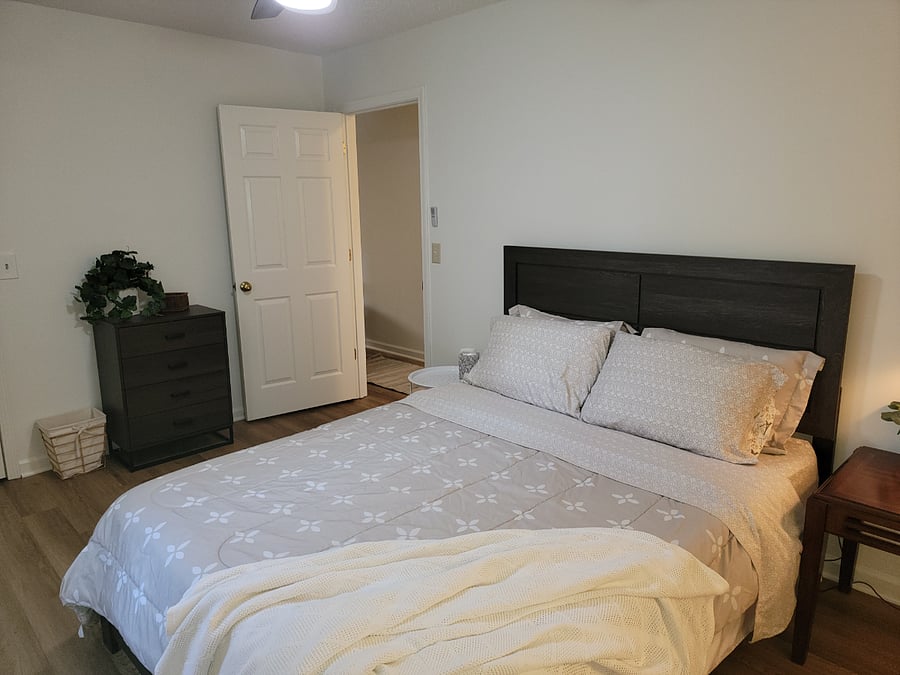 Main queen bedroom