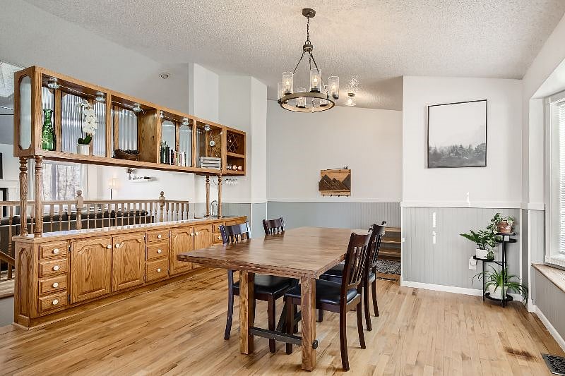 Dining area with wet bar