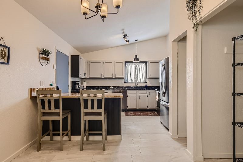 Kitchen with Breakfast bar