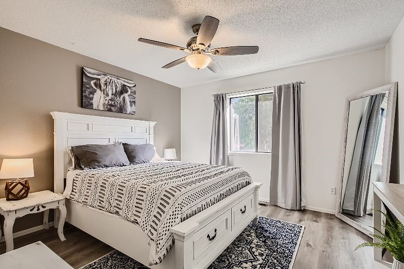 2nd bedroom with queen bed