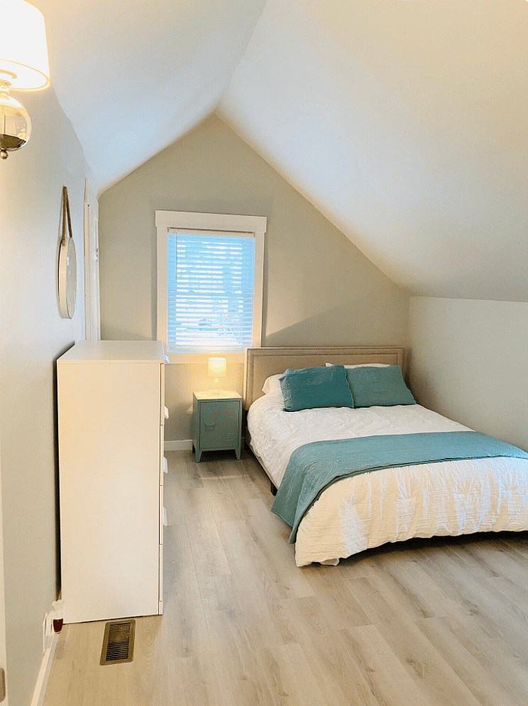 510 Elsmere - Upstairs Queen Bedroom 1