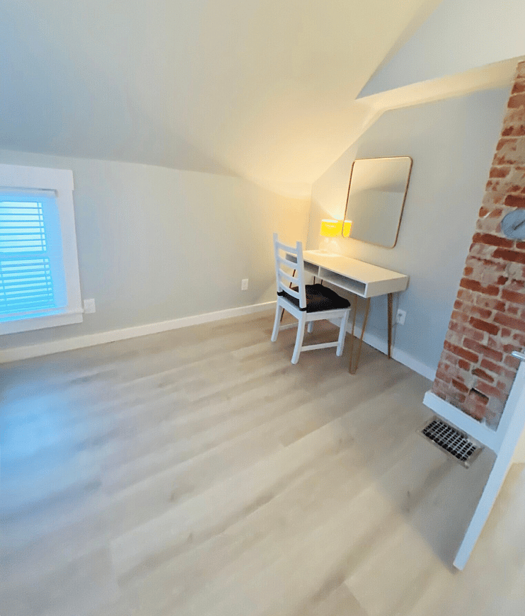510 Elsmere - Upstairs Queen Bedroom 1