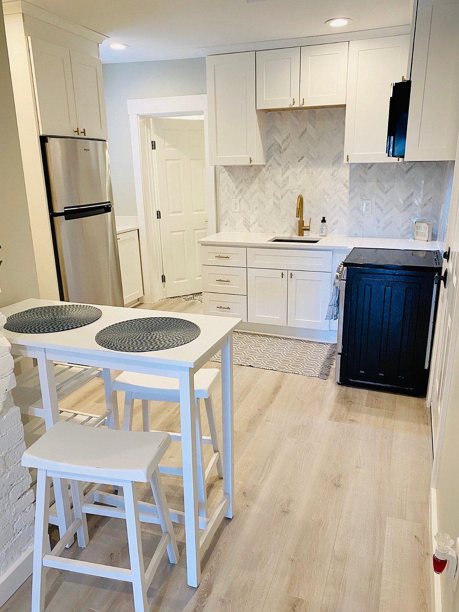 512 Elsmere - Kitchen