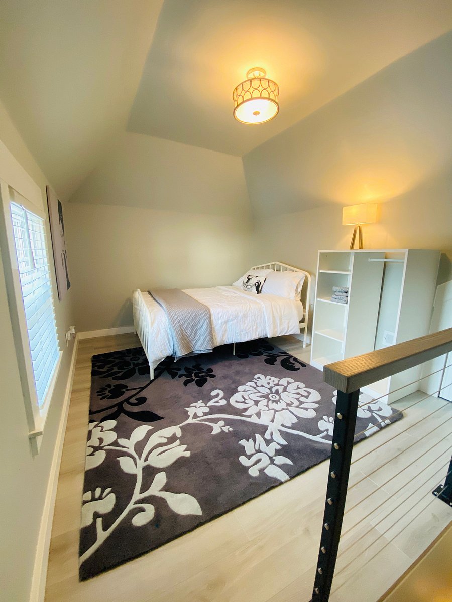 512 Elsmere - Upstairs Full Bedroom Loft (not door to upstairs loft)