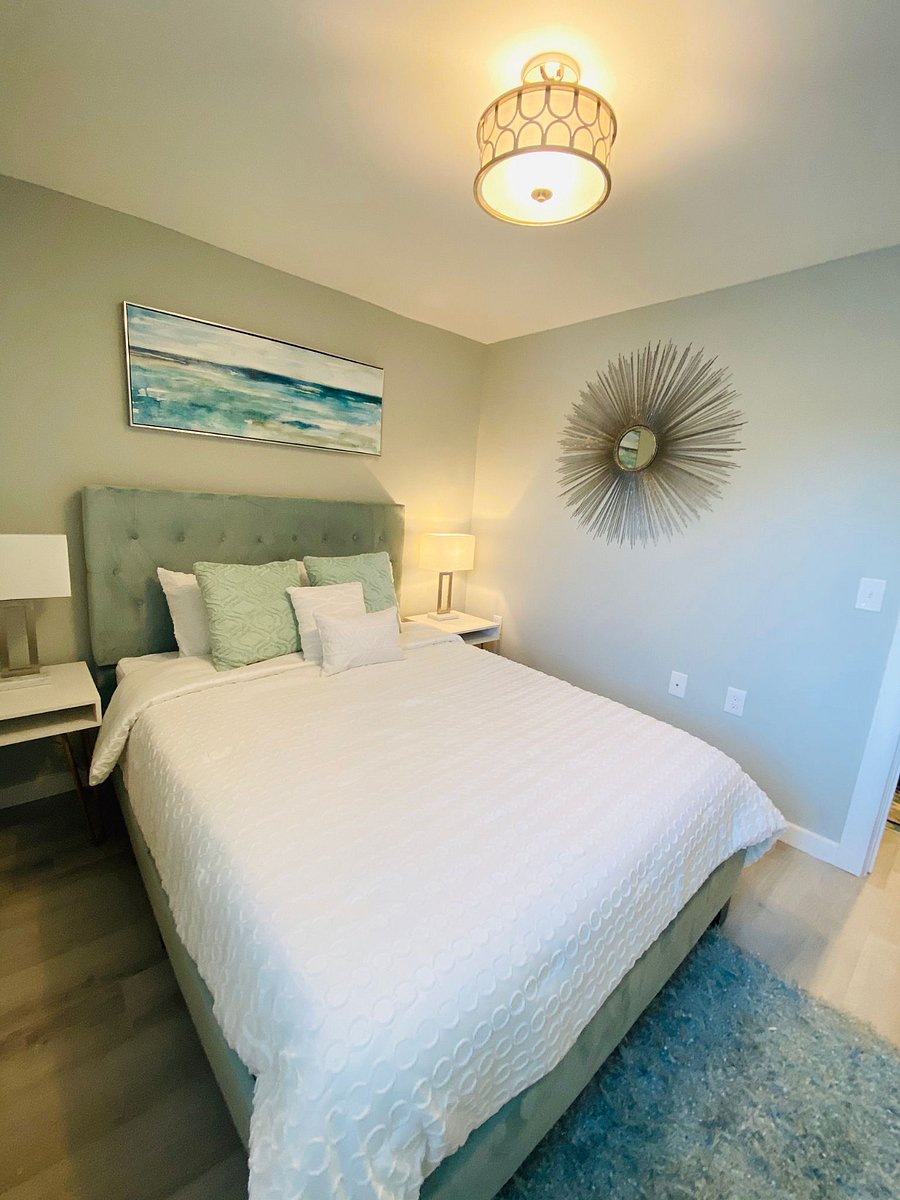 512 Elsmere - Downstairs Queen Bedroom