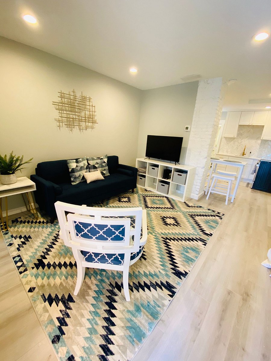 512 Elsmere - Living Room