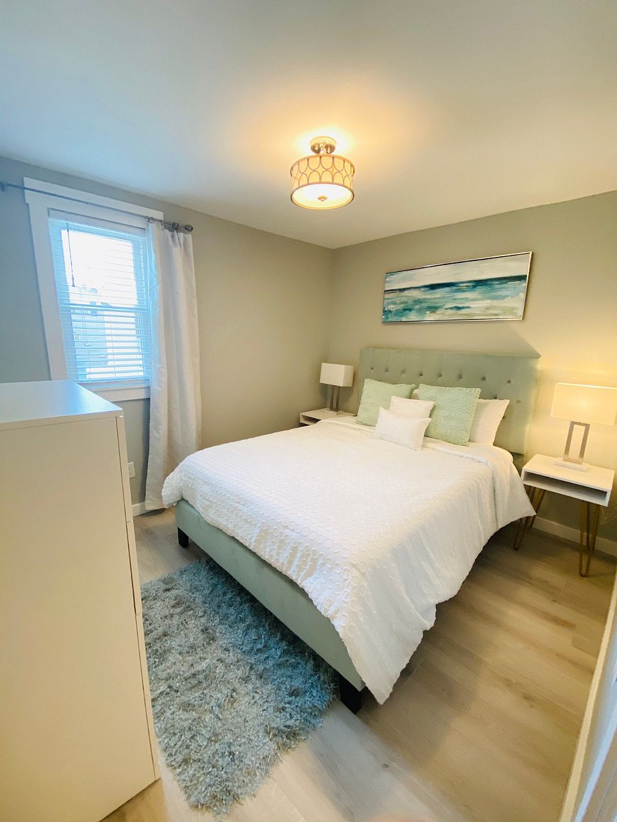 512 Elsmere - Downstairs Queen Bedroom