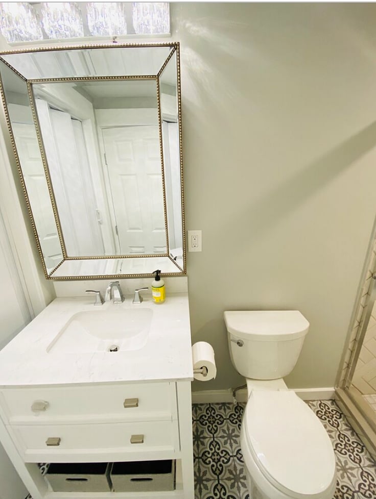 512 Elsmere - Full Bathroom