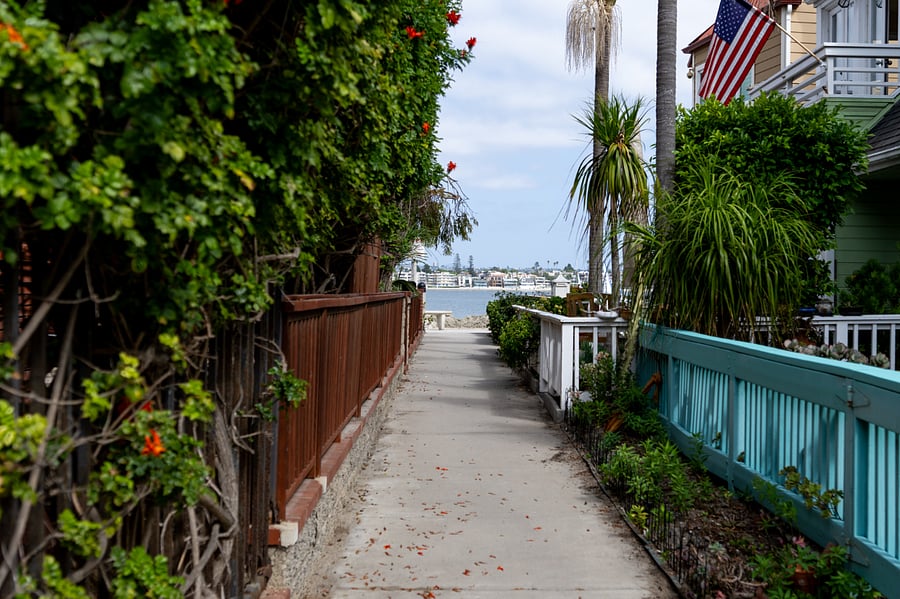 Walkway to the bay side