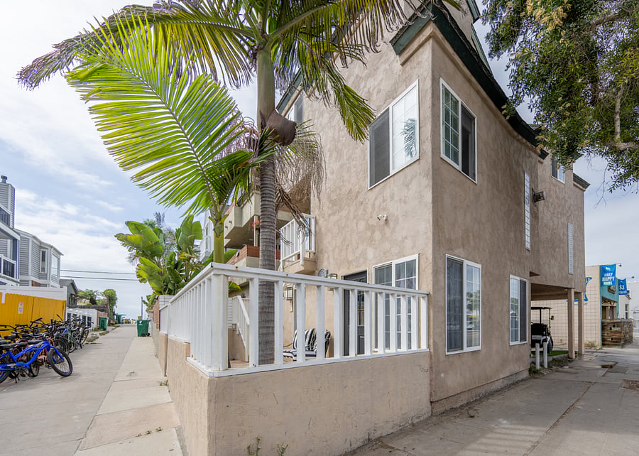 Just steps away from the bay and boardwalk with plenty of restaurants, shops and coffee spots for your enjoyment