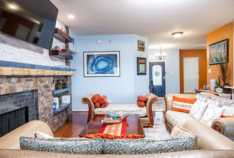 Open space Living room that connect to formal dining room (or work space)