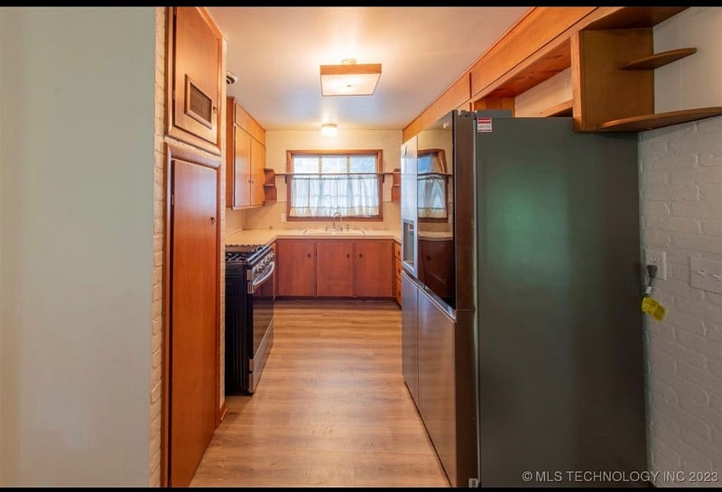 Gas stove, fridge with water and ice in the door, craft cocktail round ice cubes,
