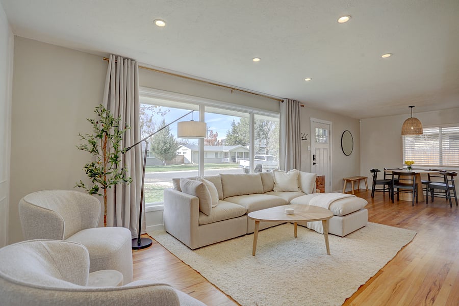 Living room with plenty of room 