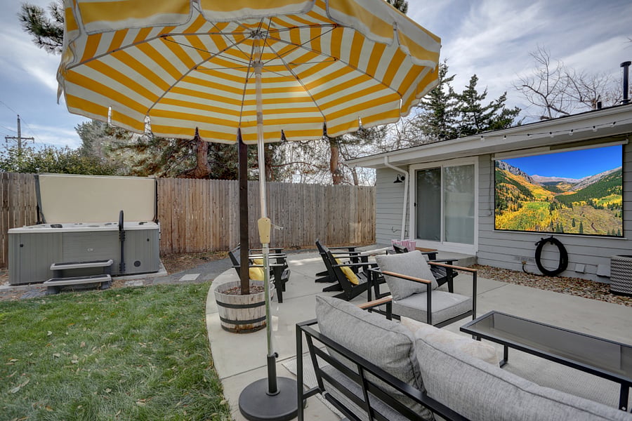 Entertaining Back yard to enjoy the Colorado evenings with a movie and relax in the hot tub