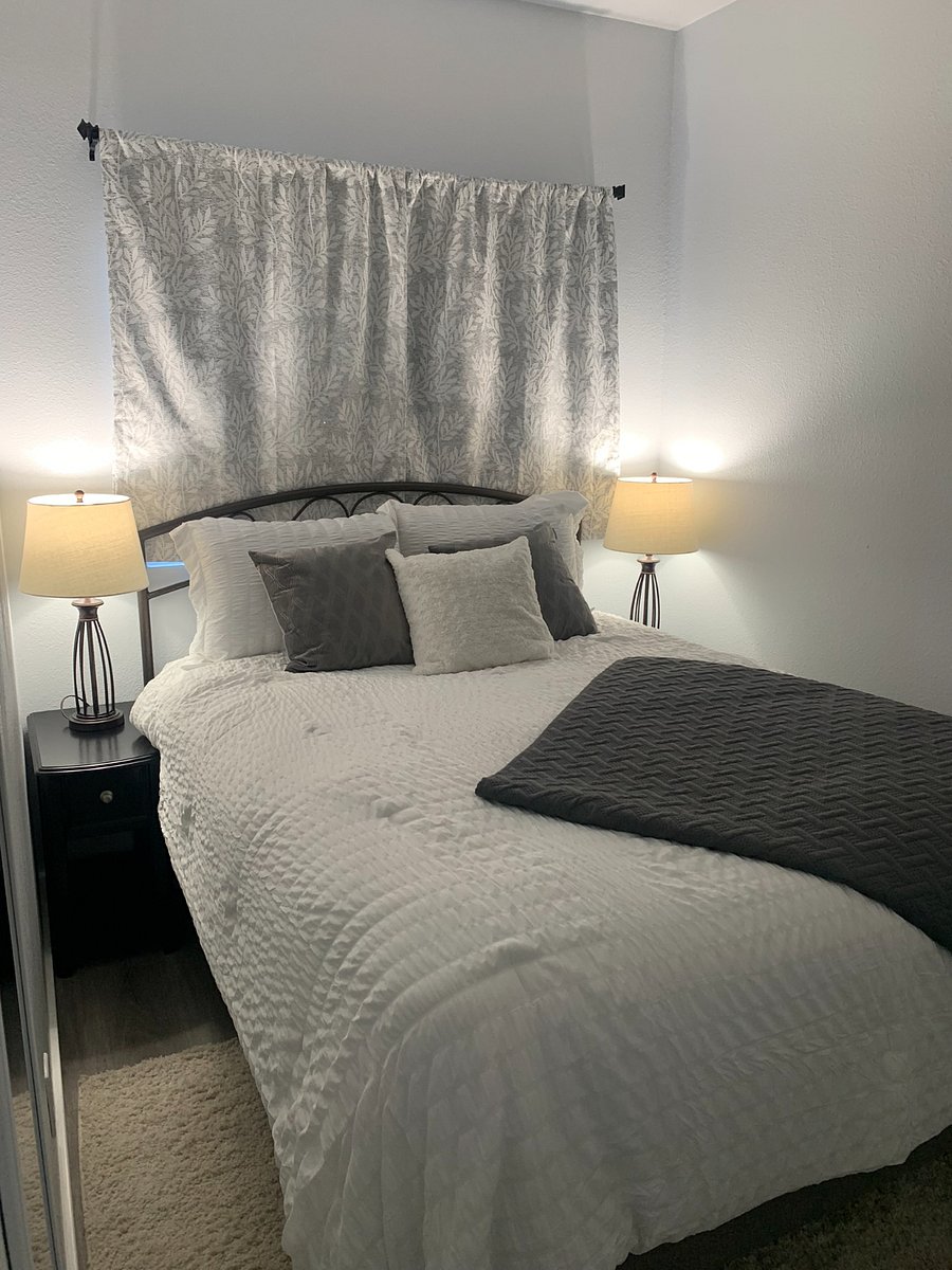 Bedroom with Queen bed