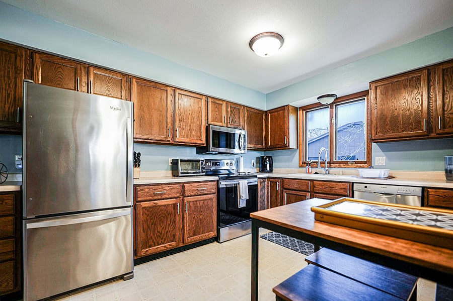 Full Kitchen with air fryer convection oven, crock pot, full knife set and cookware. Drip coffee pot and keurig.