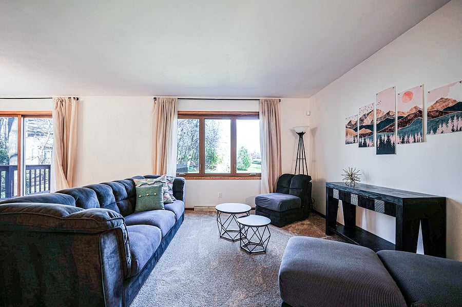 Sitting room with modular couch
