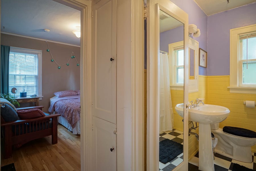 Full bathroom adjacent to the 2nd ground floor bedroom