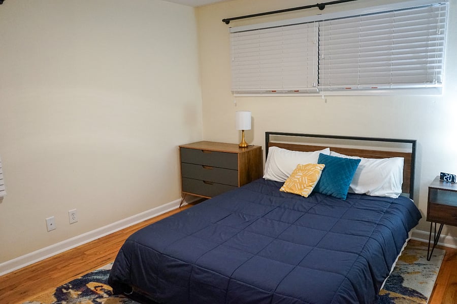 Primary bedroom (queen bed)