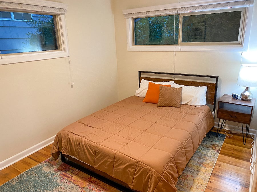 2nd bedroom (queen bed)