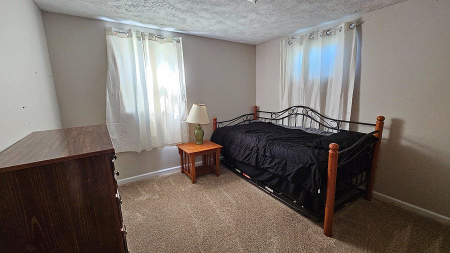 Lower level bedroom (4/4)
