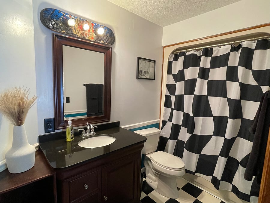 Guest bedroom 1 en suite bathroom with tub/shower combo
