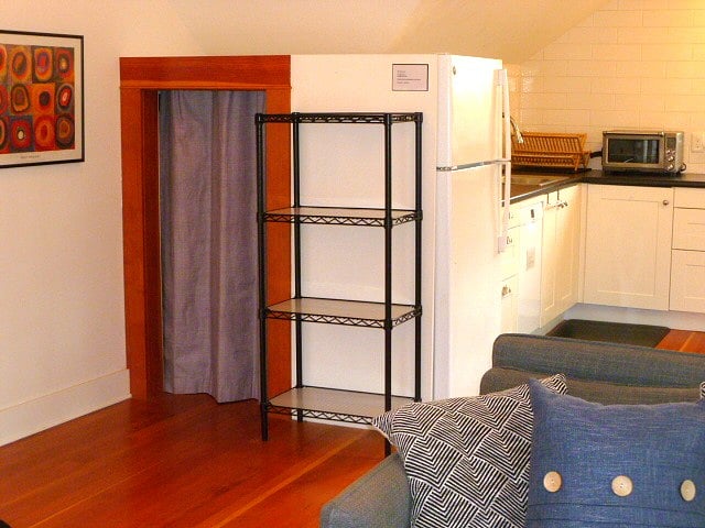 Updated pic to show add'l storage shelves