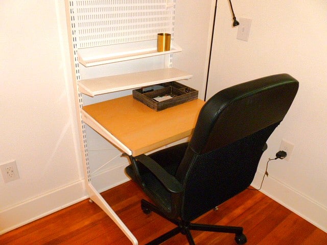 Elfa workstation can be adjusted to different heights 